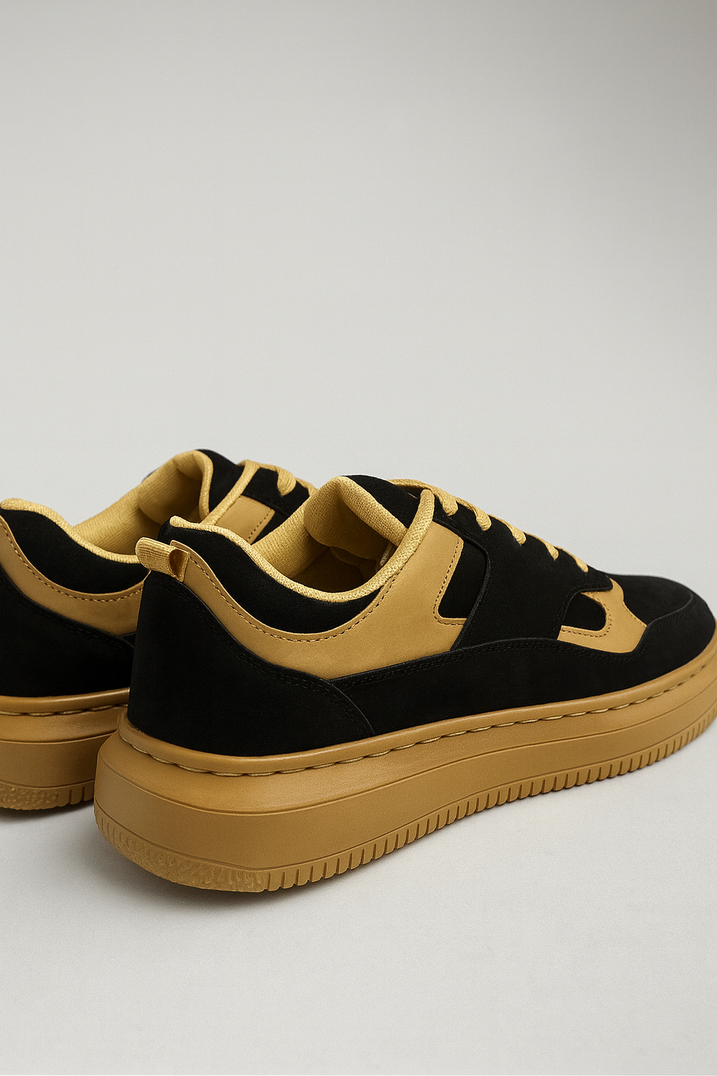 Voolio Royale Noir – Black & Gold Luxe Sneaker